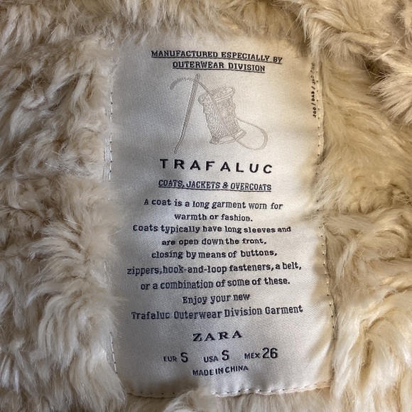 Army-green oversized hooded jacket with removable faux fur lining - Picture 3 of 3